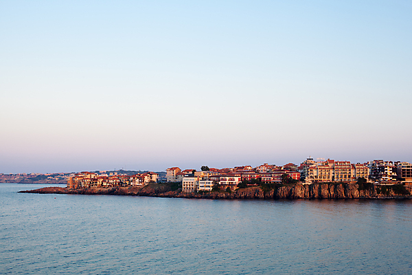 포토 JPG 해외이미지 유럽 파도 바다 건축양식 자연 하늘 지붕 주택 사람없음 야외 건물 가로 빨간색 초록색 파란색 일몰 바위 흰색 저녁 작음 휴양지 타운 불가리아 해외202004 해외포토 건축물 건축 나라 컬러 노을 장소 돌_바위 도시 야간 크기 생태계 파일형식 남유럽 이미지허브