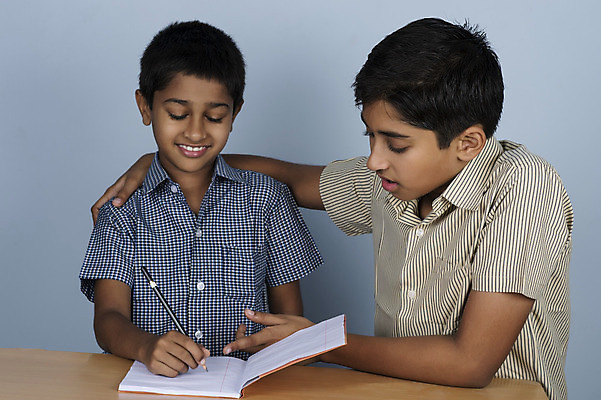 포토 JPG 해외이미지 학생 디자인 교육 행복 어린이 남학생 셔츠 유니폼 교실 학교 미소 사람 동양인 소년 두명 스터디 업무 가르침 질문 인도인 집중 준비 성적 열광 가정교사 걸음마 해외202004 해외포토 외국인 옷 남자 감정 컨셉 상의 모션 표정 인종 학습 교사 작업 파일형식 이미지허브