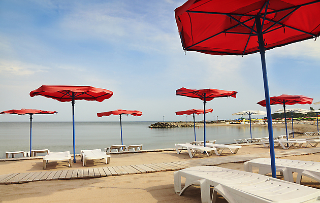 포토 JPG 해외이미지 계절 모래 바다 여행 우산 자연 하늘 날씨 휴가 휴식 따뜻함 해변 사람없음 야외 빨간색 물 파란색 태양 선탠 양산 가림막 거짓말 수평선 해외202004 해외포토 자연요소 컬러 컨셉 생태계 파일형식 이미지허브