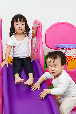포토 JPG 해외이미지 라이프스타일 공원 여자 행복 어린이 포즈 장난 놀이 실내 건강 미소 사람 동양인 소녀 소년 두명 컬러풀 운동 중국 기쁨 장비 육아 게임 미끄럼틀 놀이터 작음 긍정 쉬는시간 걸음마 해외202004 해외포토 공공시설 남자 감정 아시아 컬러 컨셉 모션 휴식 표정 인종 내부 생활 놀이기구 크기 파일형식 이미지허브
