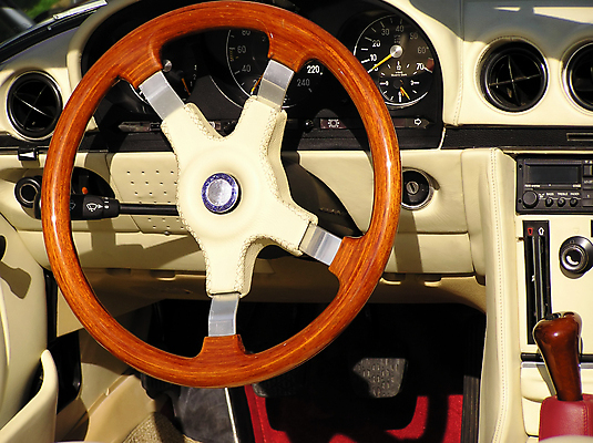 포토 JPG 해외이미지 곡선 자동차 사람없음 내부 빨간색 금속 회색 운전 수확 골동품 바퀴 클래식 그릴 피부 복고 범퍼 자동 스타일 해외202004 해외포토 선 육상교통 컬러 컨셉 농업 모션 재질 주방용품 신체부위 파일형식 이미지허브