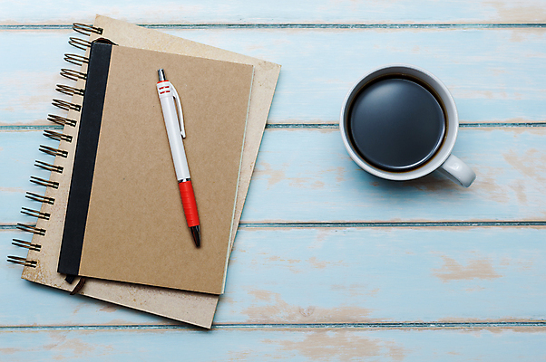 포토 JPG 해외이미지 템플릿 디자인 교육 커피 백그라운드 오렌지 비즈니스 탁자 휴식 사람없음 목재 책 컵 파란색 펜 다이어리 검은색 공백 덮개 흰색 오브젝트 질감 페이지 해외202004 해외포토 나무 식기 음료 컬러 가구 컨셉 과일 재료 필기구 사무용품 뚜껑 파일형식 이미지허브