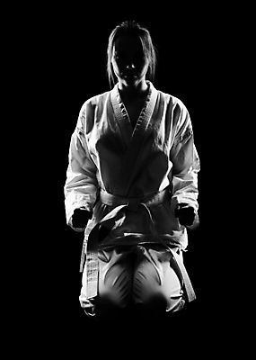 포토 JPG 해외이미지 백인 전통 라이프스타일 여자 실루엣 유럽 문화 스포츠 포즈 유니폼 흑백 건강 한명 사람 빛 운동 검은색 어둠 힘 벨트 흰색 보호 공격 기모노 연습 태권도 싸움 윤곽 어려움 스타일 해외202004 해외포토 서양인 1 잡화 옷 나라 컬러 컨셉 모션 촬영기법 생활 격투기 일본전통의상 파일형식 이미지허브