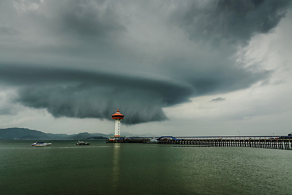 포토 JPG 해외이미지 구름 바다 자연 하늘 날씨 등대 미술 풍경 사람없음 야외 가로 물 탑 항구 어둠 도시 폭풍 공상 흐림 폭풍우 해외202004 해외포토 자연요소 건축물 교통시설 문화예술 비_날씨 자연재해 생태계 파일형식 이미지허브