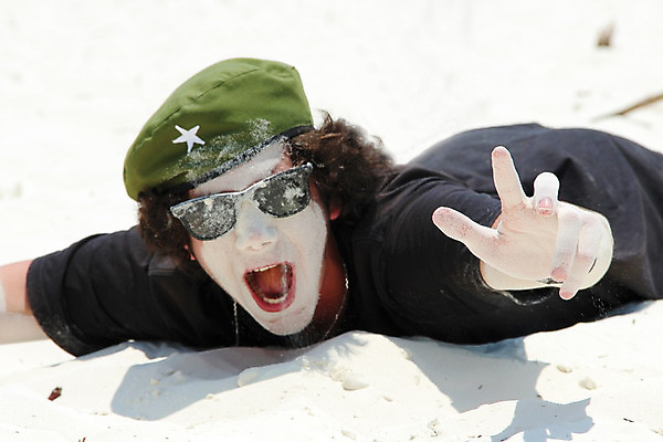 포토 JPG 해외이미지 백인 라이프스타일 남자 행복 감정 얼굴 모래 여행 컨셉 장난 자연 놀이 휴가 휴식 한명 사람 성인 야외 태양 머리 기쁨 흰색 거짓말 혼자 해외202004 해외포토 자연요소 서양인 1 컬러 생활 신체부위 생태계 파일형식 이미지허브