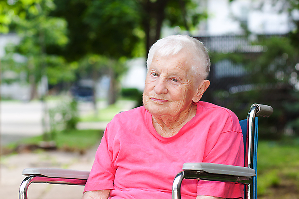 포토 JPG 해외이미지 백인 1 응시 여자 행복 할머니 얼굴 분홍색 의자 주택 건강 한명 사람 성인 야외 초록색 바퀴 장애인 은퇴 간호 휠체어 돌봄 옛날 혼자 노화 해외202004 해외포토 서양인 시선 노년 감정 컬러 가구 컨셉 모션 건물 신체부위 장애 파일형식 이미지허브