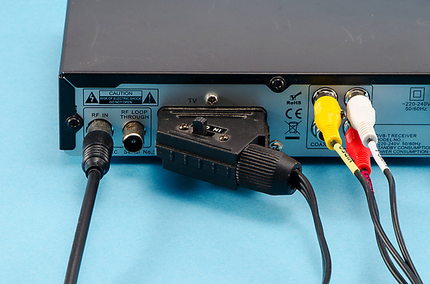 포토 JPG 해외이미지 선 백그라운드 새로움 주택 안테나 사람없음 옆모습 빨간색 파란색 노란색 디지털 검은색 텔레비전 장비 튤립 흰색 콘센트 플러그 코드 연결 영화관 오브젝트 수화기 신호 전자 오디오 철사 스테레오 동영상 멀티미디어 DVD 옛날 제어 해외202004 해외포토 꽃 뷰포인트 컬러 컨셉 통신 건물 전자제품 소리 극장 전화기 파일형식 이미지허브