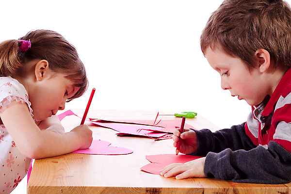 포토 JPG 해외이미지 모양 백인 여자 남자 행복 종이 어린이 분홍색 발렌타인데이 미소 소년 두명 빨간색 청춘 하트 그리기 흰배경 DIY 판지 해외202004 해외포토 서양인 감정 컬러 백그라운드 컨셉 모션 데이이벤트 표정 사람 취미 흰색 파일형식 이미지허브