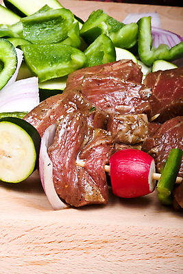 포토 JPG 해외이미지 음식 채소 오렌지 양파 육류 스테이크 요리 사람없음 빨간색 초록색 컬러풀 노란색 요리사 식사 저녁식사 소고기 종 신선 뜨거움 막대기 꼬치 달콤 맛 그릴 바비큐 자르기 먹기 날것 후추 숯 절임 주키니 해외202004 해외포토 직업 컬러 컨셉 과일 식재료 모션 주방용품 서양음식 향신료 파일형식 이미지허브