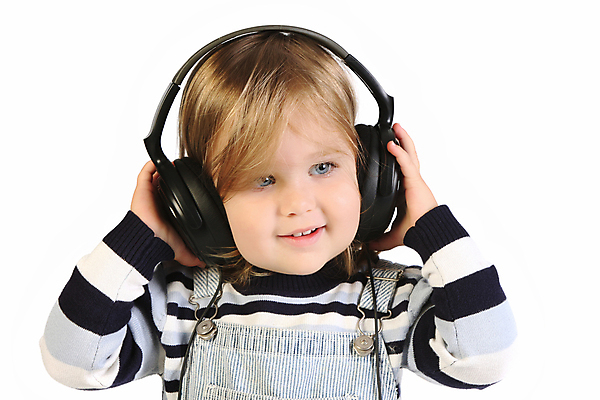 포토 JPG 해외이미지 백인 1 라이프스타일 응시 옷 여자 행복 얼굴 어린이 음악 장난 놀이 건강 한명 사람 헤드폰 소리 듣기 흰색 표현 아기 직물 달콤 피부 만족 오디오 결백 고립 해외202004 해외포토 서양인 시선 감정 컬러 음향기기 모션 문화예술 생활 신체부위 전자제품 맛 파일형식 이미지허브