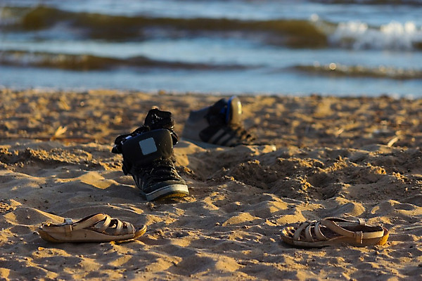 포토 JPG 해외이미지 옷 모래 스포츠 파도 바다 백그라운드 운동화 신발 건강 이야기 사람없음 야외 파란색 달리기 조깅 운동 햇빛 유행 산책 젖음 흰색 쌍 이름 클래식 발사 묘사 오브젝트 복고 캔버스 먼지 고무 블러 양발 옛날 스타일 해외202004 해외포토 컬러 컨셉 모션 휴식 태양 파일형식 이미지허브