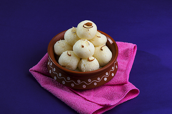 포토 JPG 해외이미지 디저트 사람없음 도자기 원형 사기그릇 냅킨 인도음식 라스굴라 해외포토 도형 그릇 음식 치즈 동양음식 파일형식 이미지허브