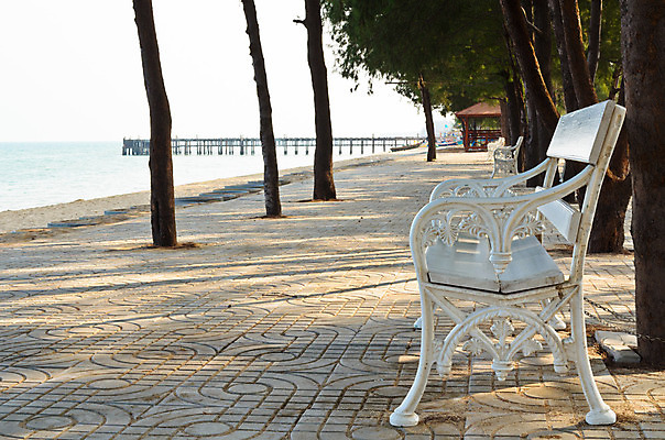 포토 JPG 해외이미지 나무 공원 모래 파도 바다 의자 태국 자연 하늘 휴식 앉기 풍경 사람없음 야외 목재 물 항구 침묵 흰색 소나무 만 서핑 그늘 안락의자 장면 포트 일반 내추럴 해외202004 해외포토 자연요소 식물 공공시설 아시아 컬러 가구 컨셉 재료 교통시설 모션 소리 수상스포츠 생태계 파일형식 이미지허브