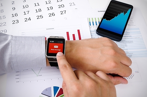 포토 JPG 해외이미지 손 남자 시계 백그라운드 컨셉 인터넷 비즈니스 통신 모바일 사람없음 스마트폰 핸드폰 컴퓨터 터치패드 스크린 터치 정보 잡기 시간 메시지 이메일 연결 휴대용 토론 무선전화기 전화기 스마트 알림 손목시계 전자 부름 PDA 기어 인터페이스 타종 해외202004 해외포토 장신구 모션 사람 신체부위 전자제품 스마트기기 종 오브젝트 파일형식 이미지허브