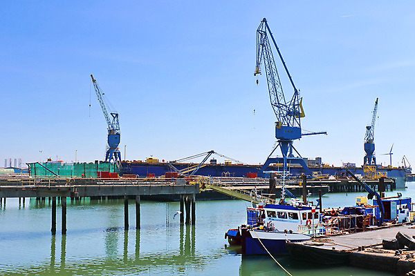 포토 JPG 해외이미지 외관 실루엣 산업 바다 비즈니스 교통시설 하늘 항해 사람없음 야외 건물 물 파란색 강 금속 항구 기계 장비 화물 업무 수리 상품 큼 컨테이너 수집 조선소 기중기 함선 상업 수납 부둣가 로딩 해외202004 해외포토 자연요소 건축물 컬러 교통 배_교통 재질 촬영기법 운송업 작업 중장비 크기 시설 파일형식 이미지허브