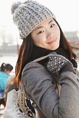 포토 JPG 해외이미지 긴머리 응시 여자 행복 여행 겨울 갈색머리 기술 한명 미소 사람 상반신 20대 야외 옆모습 세로 컬러풀 목도리 중국 회색 겨울옷 베이징 해외202004 해외포토 1 헤어스타일 시선 잡화 옷 계절 감정 아시아 뷰포인트 컬러 표정 청년 파일형식 이미지허브