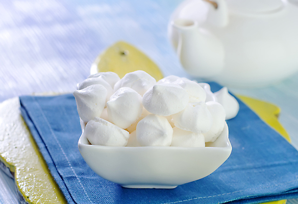 포토 JPG 해외이미지 그릇 서양음식 실내 사람없음 쿠키 달콤 찻주전자 나무도마 머랭 나무배경 해외202004 머랭쿠키 해외포토 식기 음식 백그라운드 주전자 디저트 도마 내부 목재 맛 파일형식 이미지허브