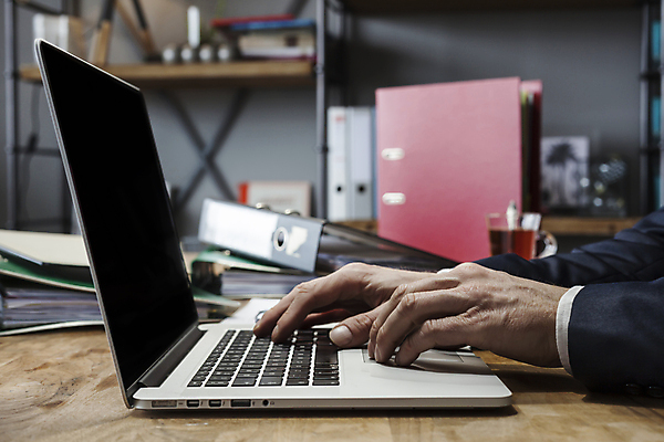 포토 JPG 해외이미지 직업 응시 남자 인터넷 비즈니스 CEO 노동자 직장 사람 앉기 정장 사람없음 금융 노트북 컴퓨터 사무실 판매 업무 비즈니스맨 자신감 60대 상담원 중개인 책상 온라인 책임자 보험 경영 관리자 장교 해외202004 해외포토 시선 옷 노년 감정 가구 회사 모션 경제 전자제품 작업 직장인 사무원 파일형식 이미지허브