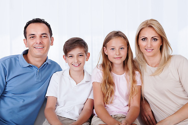 포토 JPG 해외이미지 백인 라이프스타일 응시 여자 남자 딸 행복 아들 어린이 신발 가족 포옹 엄마 휴식 주택 함께함 실내 사랑 미소 웃음 사람 앉기 소녀 소년 여러명 성인 내부 소파 금발 기쁨 방 자녀 커튼 4 아빠 가득함 리빙 해외202004 해외포토 서양인 헤어스타일 시선 감정 다수 컨셉 의자 관계 안기 모션 표정 건물 생활 숫자 파일형식 이미지허브