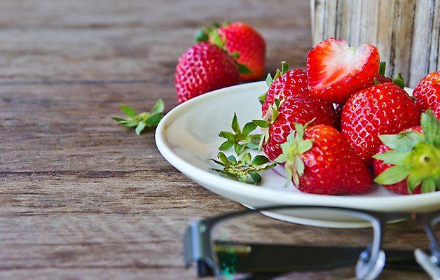 포토 JPG 해외이미지 접시 안경 음식 다이어트 과일 자연 딸기 디저트 건강 사람없음 목재 빨간색 초록색 신선 달콤 유기농 내추럴 해외202004 해외포토 나무 식기 웰빙 잡화 컬러 재료 맛 생태계 파일형식 이미지허브