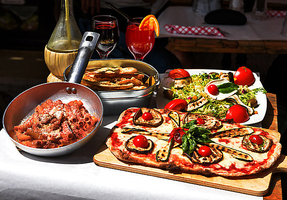 포토 JPG 해외이미지 접시 유럽 문화 음료 음식 여행 채소 건축양식 탁자 휴가 거리 피자 요리 사람 사람없음 야외 여행객 식당 식사 저녁식사 이탈리아 카페 도시 저녁 로마 지중해 먹기 광장 장면 베네치아 점심식사 로마인 해외202004 해외포토 식기 건축 나라 바다 가구 모션 패스트푸드 서양음식 인종 상점 야간 파일형식 이미지허브