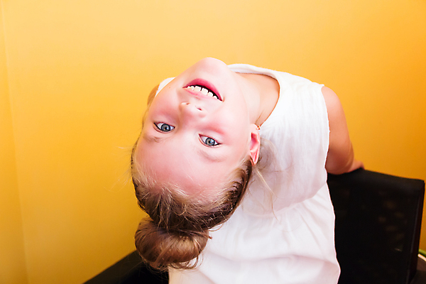 포토 JPG 해외이미지 백인 여학생 유럽 어린이 한명 파란색 금발 흰색 8 6 5 7 해외202004 해외포토 서양인 1 학생 헤어스타일 여자 나라 컬러 사람 숫자 파일형식 이미지허브