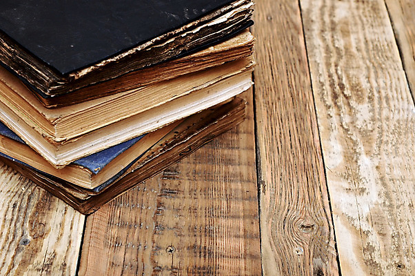 포토 JPG 해외이미지 교육 종이 문화 컨셉 탁자 프레임 미술 사람없음 목재 책 독서 갈색 어둠 수확 골동품 덮개 기도 얼룩 역사 도서관 질감 복고 문학 페이지 그런지 옛날 해외202004 해외포토 나무 컬러 가구 농업 재료 문화예술 뚜껑 파일형식 이미지허브