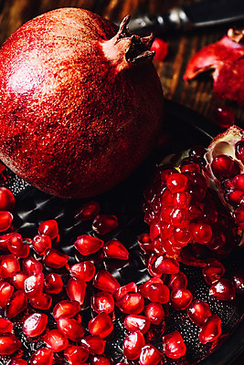 포토 JPG 해외이미지 접시 검은배경 실내 근접촬영 사람없음 석류 석류알 해외202004 해외포토 식기 뷰포인트 백그라운드 과일 내부 검은색 파일형식 이미지허브