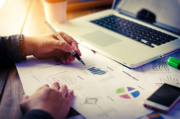 포토 JPG 해외이미지 직업 생각 인터넷 비즈니스 통신 통계 탁자 회의 모바일 협력 아이디어 대화 사람없음 스마트폰 컴퓨터 글로벌 사무실 디지털 공책 작업 비즈니스맨 네트워크 그룹 계획 토론 디자이너 분석 오브젝트 회계 거짓 다락방 마케팅 세미나 프로젝트 목업 브레인스토밍 해외202004 해외포토 남자 가구 컨셉 문구용품 말하기 경제 전자제품 핸드폰 스마트기기 직장인 파일형식 이미지허브