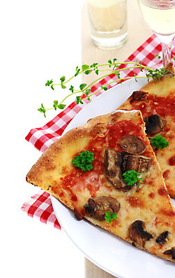 포토 JPG 해외이미지 접시 음료 음식 조각 패턴 유리 탁자 치즈 피자 파슬리 요리 사람없음 빨간색 세로 초록색 식사 버섯 이탈리아 껍질 식탁보 흰색 폐기물 지중해 허브 확인 흰배경 냅킨 체크무늬 점심식사 깅엄 모짜렐라치즈 백리향 카피스페이스 해외202004 해외포토 식물 식기 유럽 바다 컬러 가구 백그라운드 무늬 채소 재질 유제품 패스트푸드 서양음식 공백 쓰레기 파일형식 이미지허브