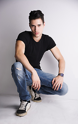 포토 JPG 해외이미지 모델 남자 백그라운드 셔츠 티셔츠 생각 바닥 한명 사람 앉기 갈색 유행 검은색 흰색 청바지 시원함 심각 해외202004 해외포토 1 컬러 컨셉 상의 바지 모션 파일형식 이미지허브