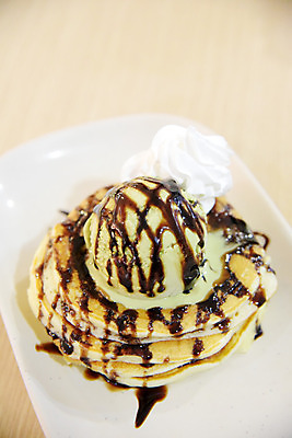 포토 JPG 해외이미지 접시 음식 탁자 휴가 아이스크림 디저트 사람없음 목재 초록색 여름 컬러풀 갈색 식당 초콜릿 냉동 얼음 식사 추위 신선 차 달콤 맛 시원함 녹차 크림 메뉴 국자 상쾌 유기농 시럽 팬케이크 바닐라 피스타치오 해외202004 해외포토 자연요소 나무 식기 웰빙 계절 감정 음료 컬러 가구 컨셉 재료 주방용품 차_음료 케이크 상점 견과류 파일형식 이미지허브