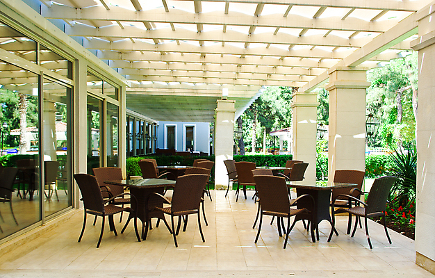 포토 JPG 해외이미지 유럽 여행 가구 의자 탁자 호텔 휴가 휴식 거리 주택 그림자 풍경 사람없음 야외 내부 여름 평화 침묵 카페 덮개 발코니 바 휴양지 안락의자 장면 스타일 해외202004 해외포토 계절 나라 생활용품 컨셉 숙소 건물 상점 소리 장소 뚜껑 파일형식 이미지허브