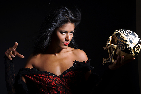 포토 JPG 해외이미지 계절 여자 검은배경 휴가 한명 사람 어둠 할로윈 마술사 위험 마녀 마법 해골모형 브라질사람 해외202004 해외포토 1 백그라운드 컨셉 모형 검은색 마술 파일형식 이미지허브