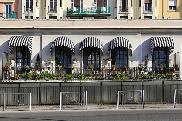 포토 JPG 해외이미지 외관 건축양식 창문 사람없음 건물 문 프랑스 발코니 만족 양산 프랑스어 해외202004 해외포토 문자 건축물 건축 감정 유럽 파일형식 이미지허브