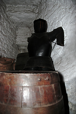 포토 JPG 해외이미지 디자인 창 무기 사람없음 금속 기계 촉촉함 수확 골동품 화려 중세 역사 칼 보호 헬멧 충돌 철 복고 군용 싸움 전쟁 방패 무거움 병정 전사 갑옷 세기 옛날 철강 토너먼트 해외202004 해외포토 컨셉 농업 모션 재질 군대 젖음 무게 보호장비 파일형식 이미지허브