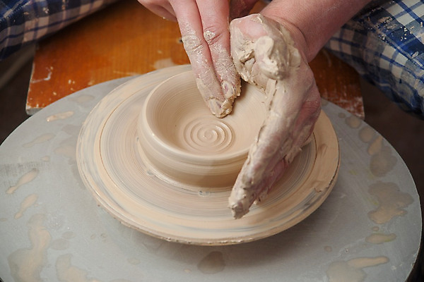 포토 JPG 해외이미지 손 손가락 기술 관리 창조 미술 사람없음 컵 꽃병 젖음 터치 엄지손가락 조끼 업무 바퀴 항아리 도자기 원형 작업실 사발 던지기 성형수술 제조 냄비 집중 서식 함선 만들기 점토 진흙 장인 조형 주인 수공예 곰팡이 도예가 두더지 압력 핸드메이드 해외202004 해외포토 도형 직업 식기 꽃 컨셉 배_교통 모션 문화예술 신체부위 외투 작업 사기그릇 수술 솥 공예 파일형식 이미지허브