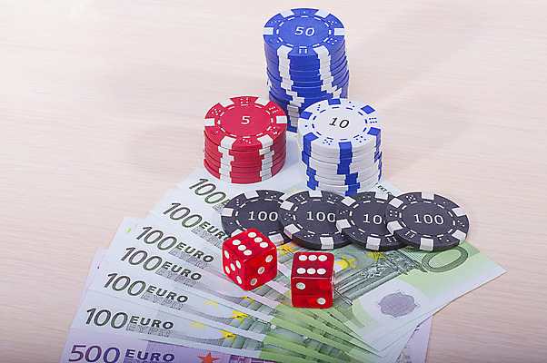 포토 JPG 해외이미지 스포츠 돈 놀이 탁자 성공 사람없음 빨간색 초록색 파란색 세트 동전 게임 우승 신용카드 행운 재산 황금 도박 위험 카지노 클럽 기회 포커 라스베가스 승자 에이스 해외202004 해외포토 컬러 가구 컨셉 금융 최고 트럼프 파일형식 이미지허브