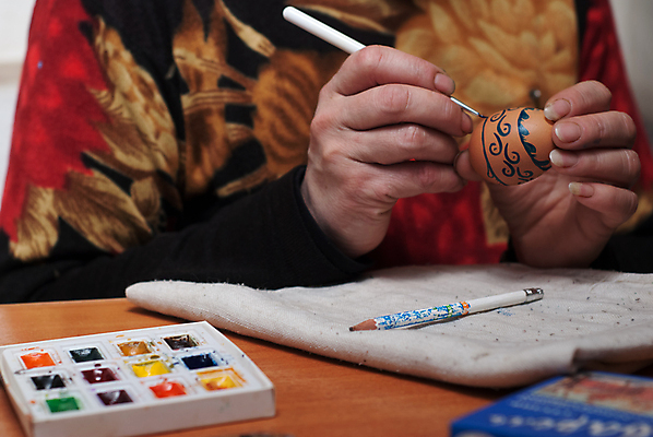 포토 JPG 해외이미지 캐릭터 전통 계절 여자 음식 백그라운드 탁자 휴가 부활절 사람 사람없음 장식 컬러풀 계란 페인트 봄 축하 직물 붓 사발 그림 예술가 주인 해외202004 해외포토 기념일 컬러 가구 컨셉 알 사기그릇 파일형식 이미지허브