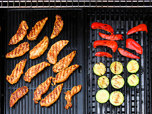 포토 JPG 해외이미지 음식 백그라운드 채소 육류 사람없음 빨간색 검은색 저녁식사 치킨 튀김 신선 뜨거움 맛 그릴 바비큐 굽기 준비 후추 주키니 주키니호박 해외202004 해외포토 컬러 컨셉 식재료 주방용품 식사 구이 향신료 닭고기요리 파일형식 이미지허브