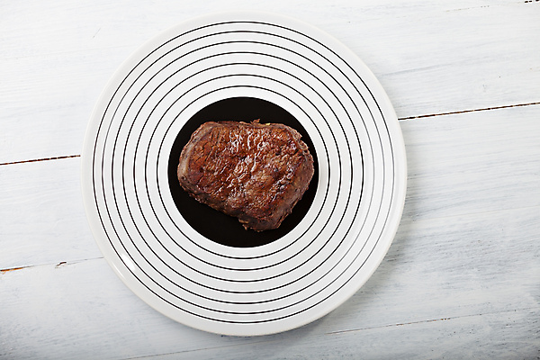 포토 JPG 해외이미지 접시 음식 패턴 추상 육류 스테이크 사람없음 목재 갈색 검은색 소고기 흰색 원형 센터 끝 그릴 바비큐 굽기 먹기 허리 사인 준비 등심 해외202004 해외포토 도형 나무 식기 컬러 무늬 식재료 재료 모션 주방용품 서양음식 신체부위 구이 파일형식 이미지허브