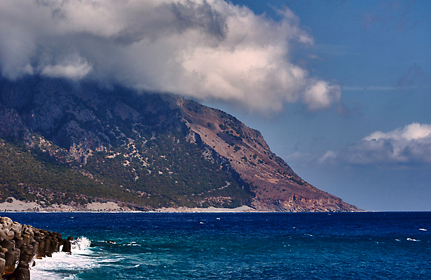 포토 JPG 해외이미지 나무 구름 파도 바다 섬 자연 하늘 산 풍경 경사 사람없음 물 바위 지중해 그리스 암초 해외202004 해외포토 자연요소 식물 유럽 돌_바위 생태계 파일형식 이미지허브