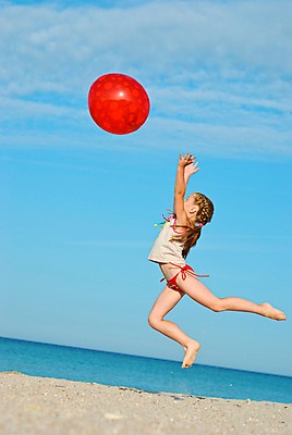 포토 JPG 해외이미지 백인 라이프스타일 여자 행복 어린이 모래 바다 여행 공 자연 하늘 휴가 한명 미소 사람 해변 야외 물 여름 맑음 점프 수평선 해외202004 해외포토 자연요소 서양인 1 계절 감정 모션 날씨 표정 생활 생태계 파일형식 이미지허브