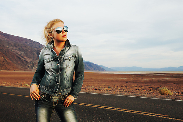 포토 JPG 해외이미지 옷 여자 안경 도로 여행 항해 한명 빨간색 선글라스 태양 반사 유행 미국 일몰 재킷 청바지 시골 고속도로 승차 남색 서쪽 해외202004 해외포토 자연요소 1 잡화 길 컬러 북아메리카 배_교통 바지 교통시설 모션 사람 노을 외투 방향 파일형식 이미지허브