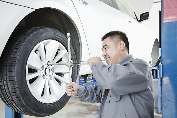 포토 JPG 해외이미지 직업 남자 유니폼 교통시설 자동차 기술 실내 한명 서기 미소 상반신 옆모습 가로 컬러풀 중국 회색 스패너 잡기 작업 서비스 만족 타이어 베이징 고정 조절 정비소 해외202004 해외포토 1 옷 감정 아시아 육상교통 뷰포인트 컬러 교통 모션 표정 사람 내부 공구 시설 파일형식 이미지허브