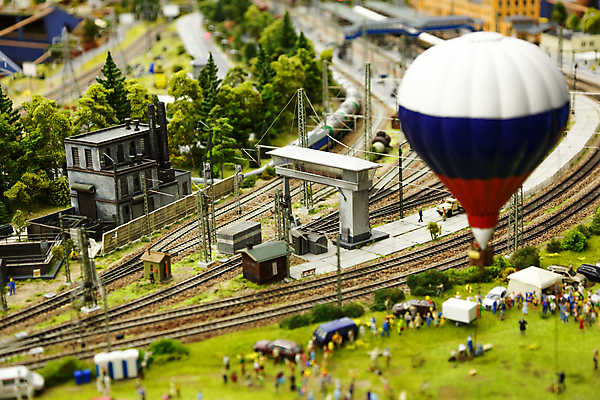 포토 JPG 해외이미지 교통시설 사람없음 장난감 미니어처 열기구 도시 교차로 오브젝트 선로 해외202004 해외포토 길 교통 항공교통 모형 시설 파일형식 이미지허브