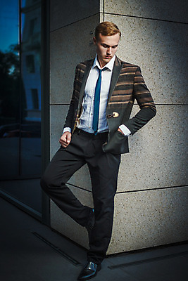 포토 JPG 해외이미지 백인 직업 남자 생각 회사 비즈니스 사업가 통신 성공 모바일 아이디어 한명 사람 정장 야외 건물 사무실 유행 작업 비즈니스맨 자신감 디자이너 스마트 경영자 긍정 경영 정중 스타일 힙스터 해외202004 해외포토 서양인 1 건축물 옷 패션 감정 컨셉 직장인 리더 파일형식 이미지허브