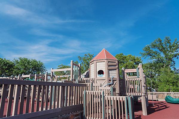 포토 JPG 해외이미지 나무 구름 공원 꽃 어린이 스포츠 사다리 자연 하늘 표면 주택 사람없음 야외 목재 초록색 컬러풀 장난감 운동 계단 미국 활발 장비 게임 도시 미끄럼틀 놀이터 플라스틱 언덕 그네 체육관 오르기 고무 땅바닥 텍사스 해외202004 해외포토 자연요소 식물 공공시설 컬러 컨셉 북아메리카 재료 모션 재질 놀이 바닥 건강 사람 건물 도구 놀이기구 생태계 파일형식 이미지허브