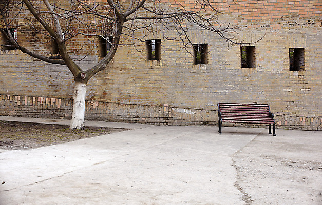 포토 JPG 해외이미지 공원 벽 벤치 벽돌 사람없음 나뭇가지 수도원 고립 혼자 해외202004 해외포토 나무 공공시설 의자 파일형식 이미지허브