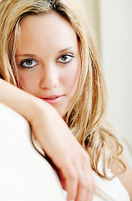 포토 JPG 해외이미지 모델 1 긴머리 여자 얼굴 청소년 실내 한명 사람 앉기 소파 금발 유행 심각 혼자 해외202004 해외포토 헤어스타일 컨셉 의자 모션 내부 신체부위 파일형식 이미지허브